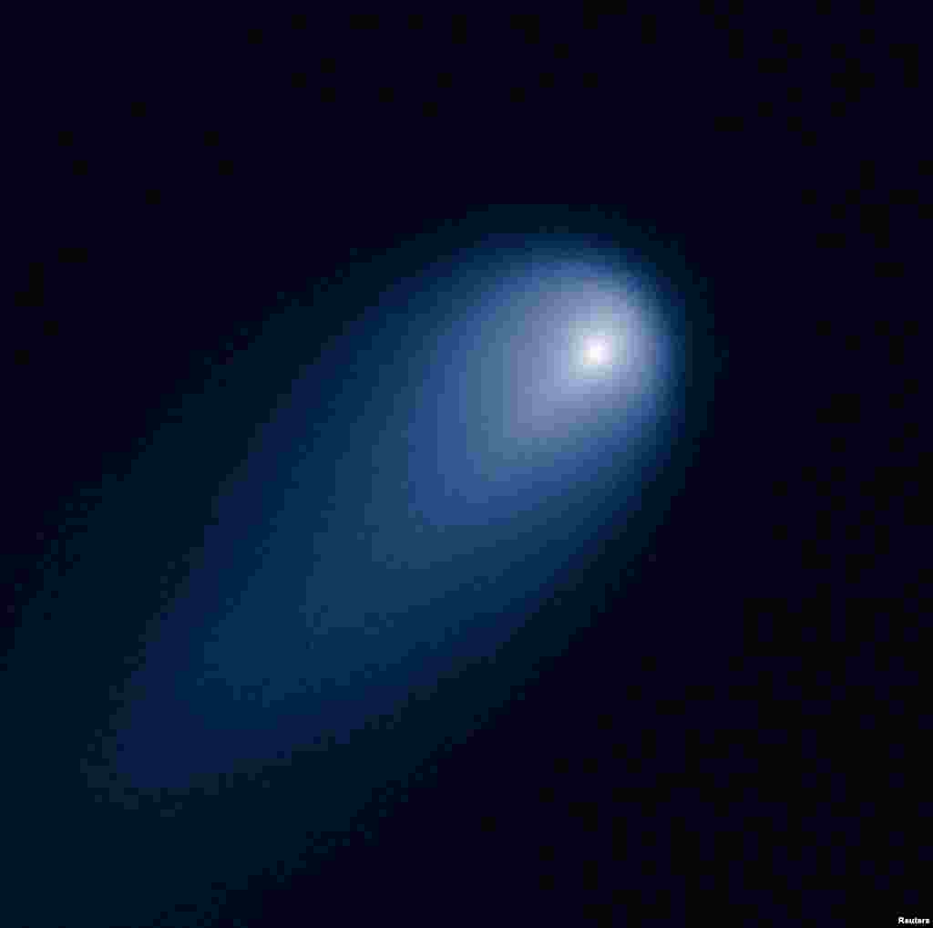 Hoton zahiri na taurarauwa mai wutsiya da aka sa ma suna "COMET ISON" wanda hukumar NASA ta dauka da na'urar hangen nesa ta Hubble dake shawagi a samaniya, ranar 10 Afrilu, 2013. An dauki hoton ISON tun yana gaba da duniyar Mars