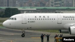一架台湾复兴航空公司的客机停在台北的机场。（资料照）
