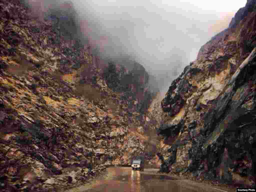 Sebuah mobil melewati jalan tembus di kawasan pegunungan Mahi-Par Par dari kota Jalalabad ke Kabul, Afghanistan timur.