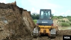 Uchimbaji wa madini umegundua dhahabu, zinc, nickel na aina nyingine za madini huko eneo la Meiganga, Cameroon. (M. Kindzeka/VOA) 