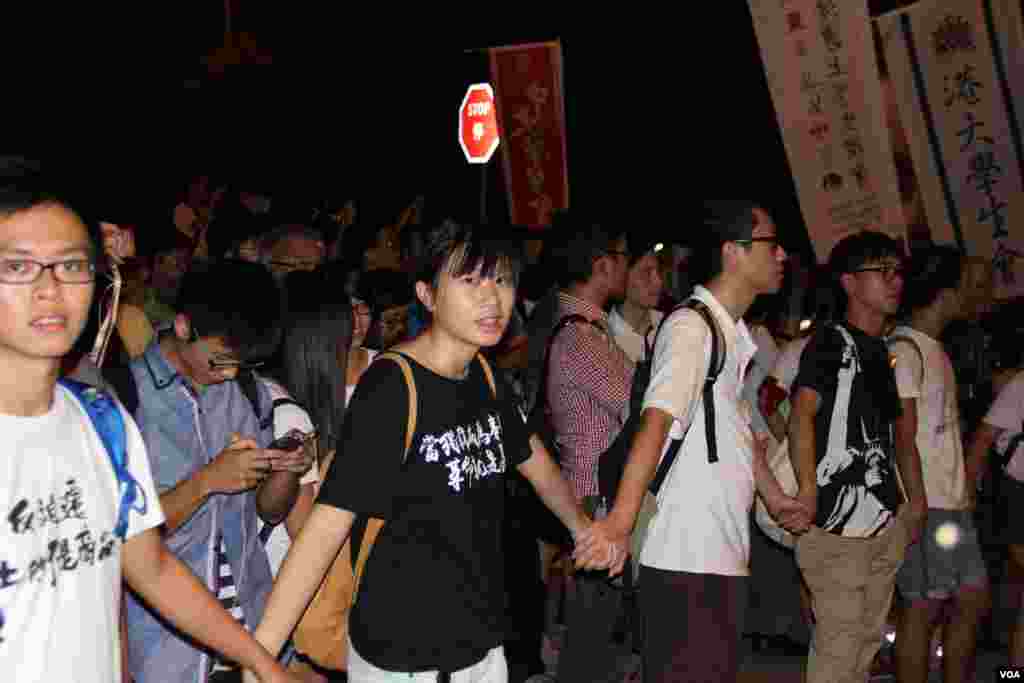 學聯發起抗議梁振英拒絕對話公民抗命遊行和留守禮賓府(美國之音圖片/海彥拍攝)