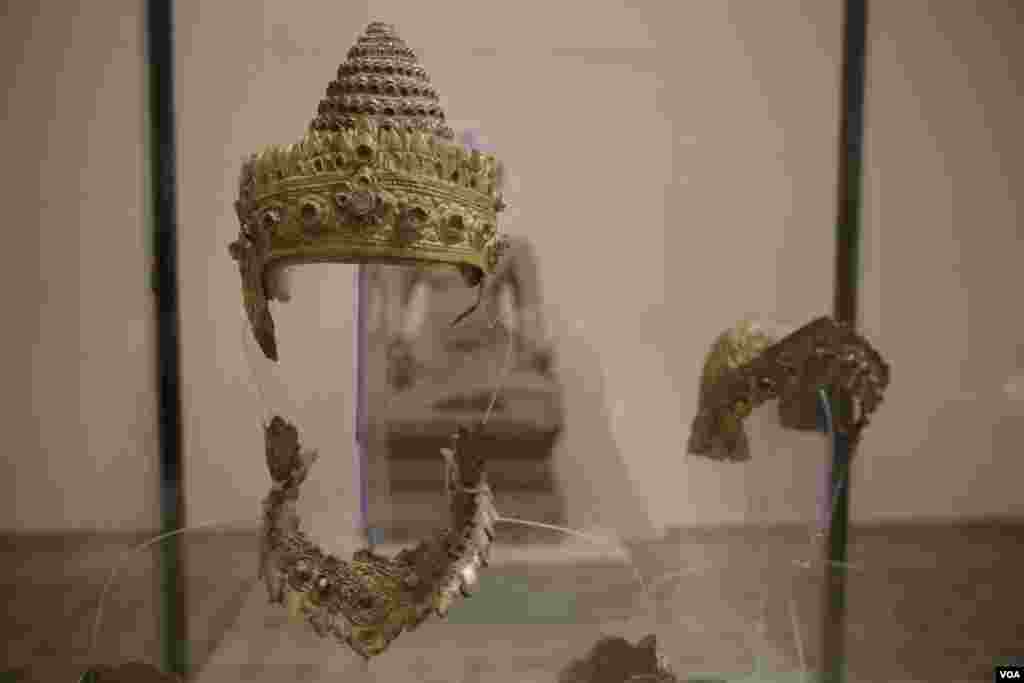 គ្រឿងអលង្ការធ្វើពីមាសសម្រាប់ព្រះរាជាត្រូវបានតាំងបង្ហាញ ជាសាធារណនៅសារមន្ទីរជាតិចាប់ពីខែមករាដល់ខឋេកុម្ភៈ២០១៨។(ទុំ ម្លិះ/VOA)