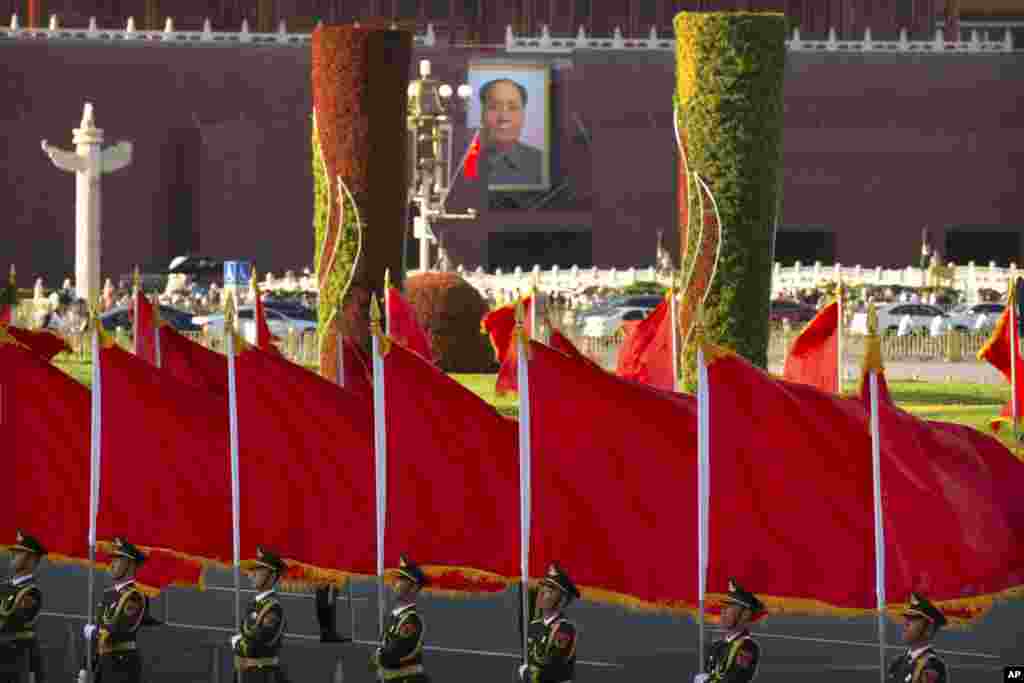 Members of a Chinese honor guard stand in formation to welcome Niger's President Mahamadou Issoufou at the Great Hall of the People in Beijing.