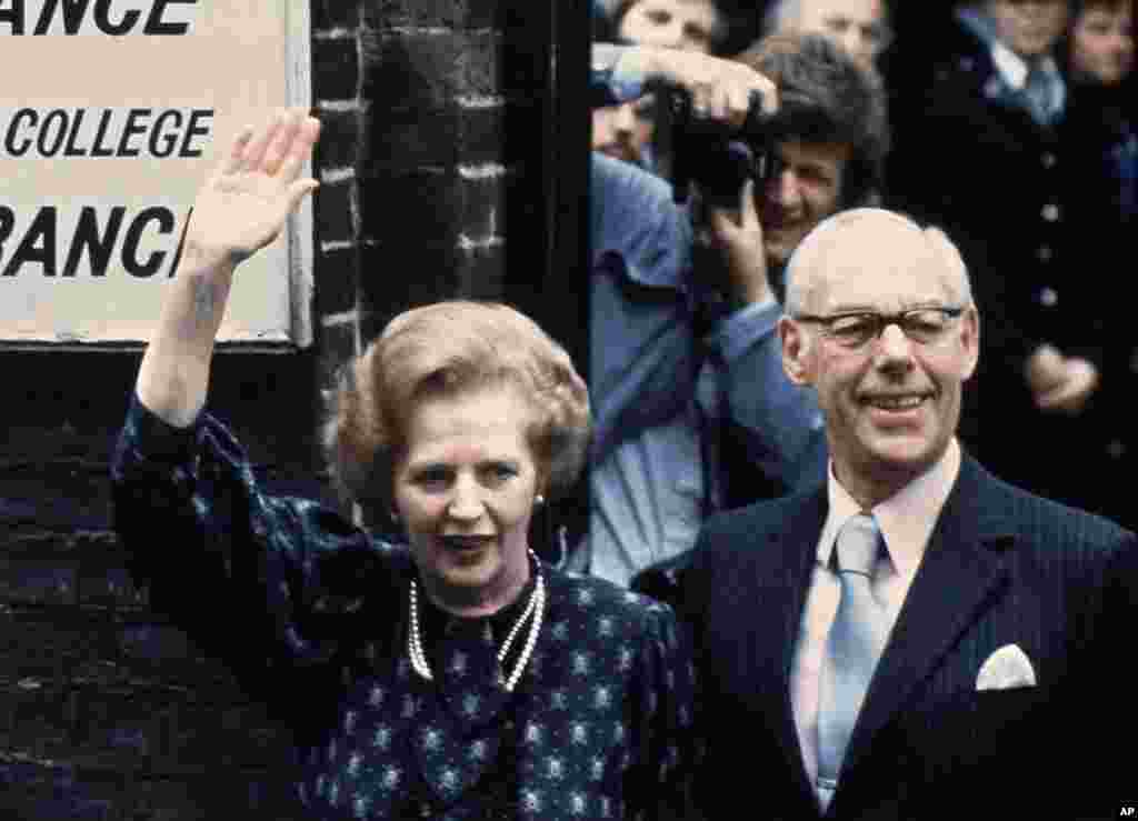 Britaniya Bosh vazirasi Margaret Tetcher turmush o'rtog'i Dennis bilan saylovda ovoz berayapti. London, 9-iyun, 1983-yil.