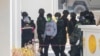 Tentara Thailand mengawal pemindahan WNI korban kasus 'online scam' di Myanmar timur, setibanya di Mae Sot, provinsi Tak, Thailand, sebelum dipulangkan ke Indonesia, Kamis, 27 Februari 2025. (Sakchai Lalit/AP)