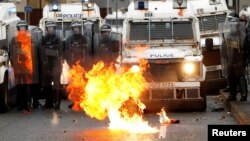 Demonstranti su gađali policiju Molotovljevim koktelima