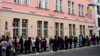 Черга біля українського посольства у Берліні. AP Photo/Markus Schreiber