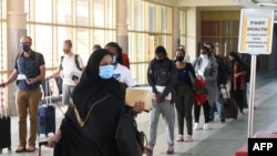 Abiria wakiwa wamevalia barakoa safari za kimataifa ziliporejea uwanja wa Jomo Kenyatta, Nairobi, August 1, 2020.