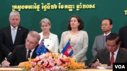 Cambodian Interior Minister Sar Kheng signs an MOU on Friday September 26, 2014 with Australia Immigration Minister Scott Morrison to resettle refugees in Cambodia.
