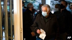 En esta fotografía de archivo del 27 de septiembre de 2020, José "Pepe" Mujica, expresidente y exsenador de Uruguay, llega a un colegio electoral para emitir su voto en Montevideo, Uruguay. 