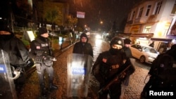Polisi memeriksa sekitar lokasi ledakan bom bunuh diri di Istanbul (6/1).