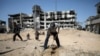 Un palestino busca cadáveres cerca del hospital Al Shifa después de que las fuerzas israelíes se retiraran del hospital y el área circundante luego de una operación de dos semanas, en medio del conflicto en curso entre Israel y Hamás, en la ciudad de Gaza el 2 de abril de 2024.