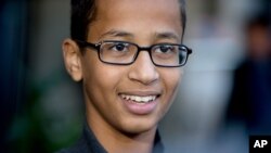 Ahmed Mohamed, fue arrestado en su escuela de Irving, Texas, por llevar un reloj que él mismo fabricó y que fue confundido con una bomba. 