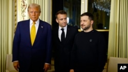 Zelenski tokom susreta sa Macronom i Trumpom u Parizu 7. decembra.