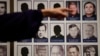 Seorang korban pelecehan seksual menunjuk foto pendeta Katolik yang dituduh melakukan pelecehan seksual oleh korbannya saat konferensi pers di Orange, California, Jumat, 31 Mei 2019 sebagai ilustrasi. (Foto: AP)