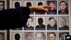 Seorang korban pelecehan seksual menunjuk foto pendeta Katolik yang dituduh melakukan pelecehan seksual oleh korbannya saat konferensi pers di Orange, California, Jumat, 31 Mei 2019 sebagai ilustrasi. (Foto: AP)