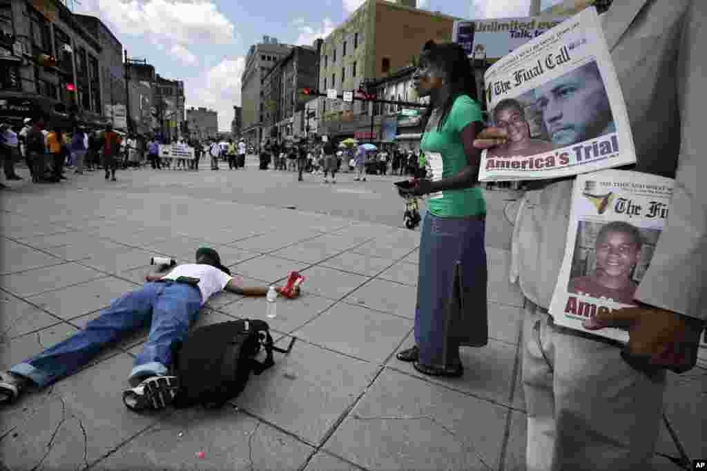 Aksi demonstran di Newark, New Jersey, memprotes pembebasan George Zimmerman (14/7). (AP/Mel Evans)