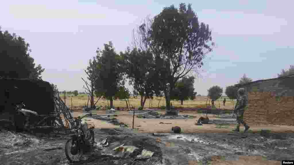 Wasu gidaje da aka kona a harin da ake zaton ‘yan Boko Haram ne suka kaishi a Kawuri dake Maiduguri, Junairu 28, 2014.