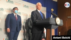 El vicepresidente Mike Pence durante una conferencia de prensa en la Universidad de Miami para hablar del desarrollo de la vacuna contra el coronavirus. [Foto: Antoni Belchi / VOA]