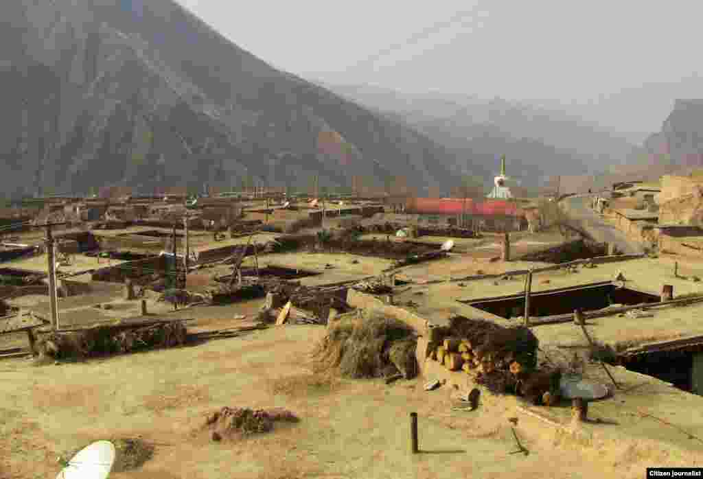 在青海藏区,寺院和民宅安装的卫星接收器构成一道风景。(资料照)