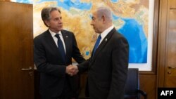 Menlu AS Antony Blinken (kiri) bertemu PM Israel Benjamin Netanyahu di Yerusalem 10 Juni lalu (foto: dok). 