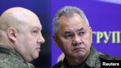 Міністр оборони Росії Сергій Шойгу (праворуч) разом з генералом Валерієм Герасимовим переграли Сергія Суровікіна (ліворуч) у боротьбі за владу, каже дослідниця RAND Corporation Дара Масікот. 