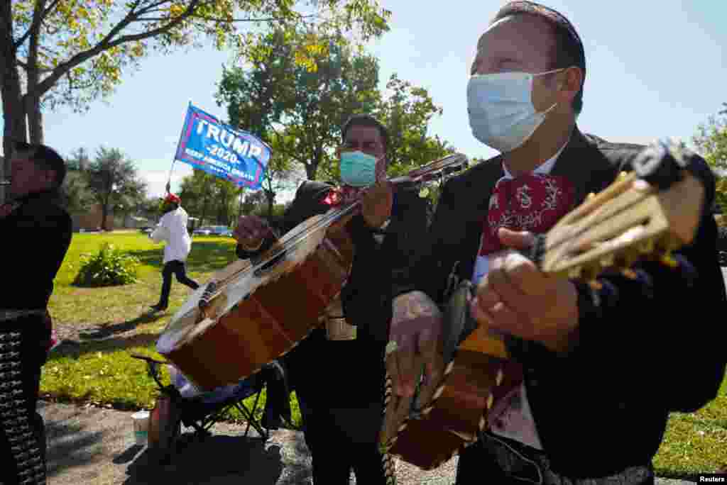Una banda de mariachis toca fuera de un sitio de votación el día de las elecciones en Houston, Texas.