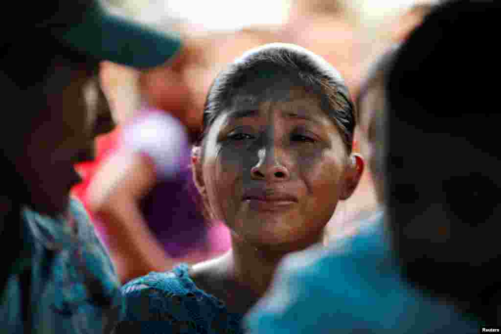 អ្នកស្រី Claudia Maquin ម្តាយរបស់កុមារី Jakelin Caal អាយុ៧ឆ្នាំដែលត្រូវបានបញ្ជូនទៅទីភ្នាក់ងារអាមេរិកនៅព្រំដែនកាលពីដើមខែនេះហើយបានស្លាប់បន្ទាប់ពីគ្រុនក្តៅខ្លាំងក្នុងមន្ទីរឃុំឃាំងនៅទីស្នាក់ការគយនិងការពារព្រំដែនសហរដ្ឋអាមេរិក យំសោកនៅក្នុងពិធីបុណ្យសពរបស់កូនស្រីខ្លួននៅក្នុងភូមិ San Antonio Secortez របស់នាងក្នុងប្រទេសក្វាតេម៉ាឡាកាលពីថ្ងៃទី២៥ ខែធ្នូ ឆ្នាំ២០១៨។