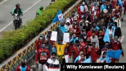 Sejumlah serikat buruh berpawai menuju Istana Kepresidenan untuk demo memprotes pengesahan Undang-Undang Cipta Kerja, Jakarta, Kamis, 8 Oktober 2020. (Foto: Willy Kurniawan/Reuters)