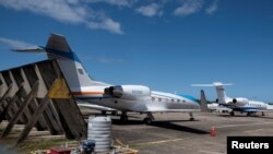 El avión a bordo del cual llegó el martes el primer Ministro de Haití, Ariel Henry, permanece estacionado en el Aeropuerto Internacional Luis Muñoz Marín en San Juan, Puerto Rico, el 6 de marzo de 2024. 