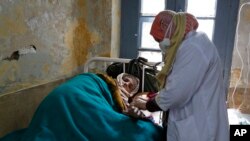 Un ancianto paciente de tuberculosis recibe tratamiento en el Día Mundial de la Tuberculosis, este martes, en Srinagar, India.