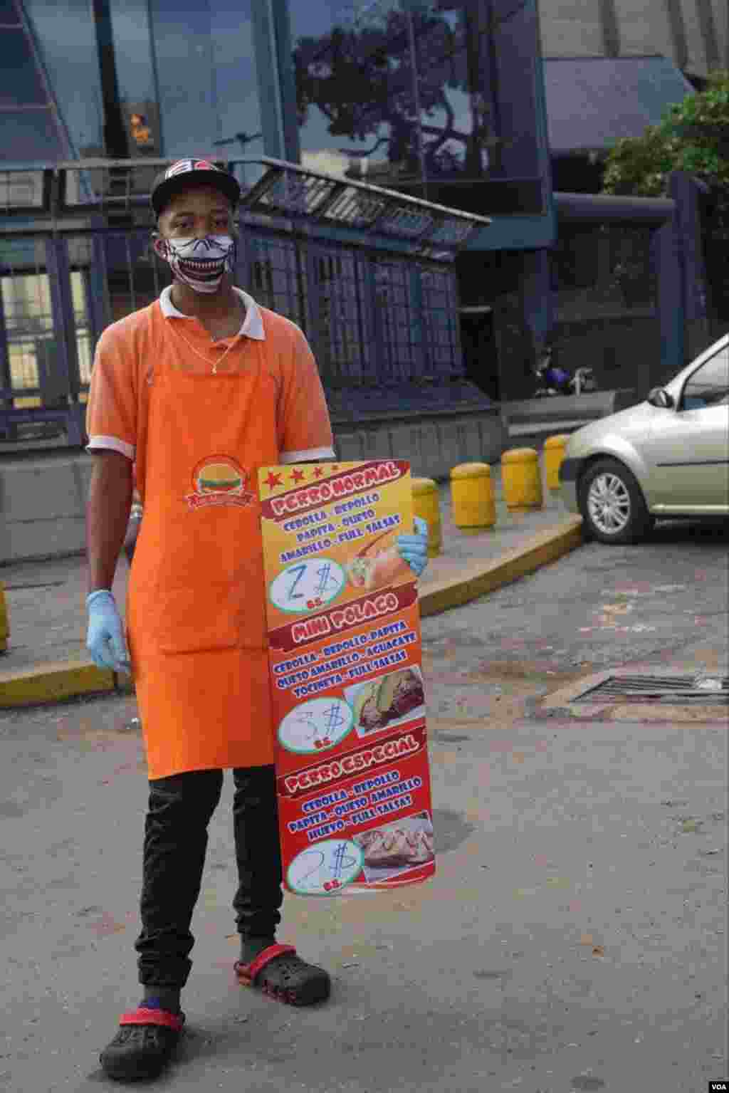 En las famosas “Calles del Hambre”, en Plaza Venezuela, no se ven carritos de perros calientes, solo algunos vendedores con los menús en mano para ofrecer productos para llevar.