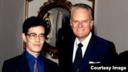 流亡美國的中國政治學者嚴家祺和葛培理牧師，攝於1988年。（受訪者提供） 