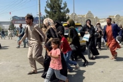La gente intenta entrar en el aeropuerto internacional Hamid Karzai de Kabul, el lunes 16 de agosto de 2021.