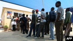 FILE - Iziphepheli ezidabuka eZimbabwe ezazudubga uncedo kunhlanganiso yeInternational Organization for Migration , Sept. 12, 2009. 
