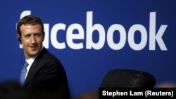 Le PDG de Facebook Mark Zuckerberg sur scène à Menlo Park, Californie, le 27 septembre 2015.