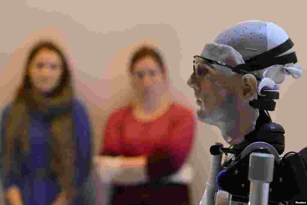 Para pekerja memandangi 'Rex', robot setinggi dua meteran di Museum Sains di pusat kota London. Para desainer robot Inggris ini menyebut Rex sebagai "manusia" bionik pertama di dunia, yang memilik organ buatan serta anggota badan yang berfungsi penuh. Rex akan dipamerkan kepada publik sampai 11 Maret