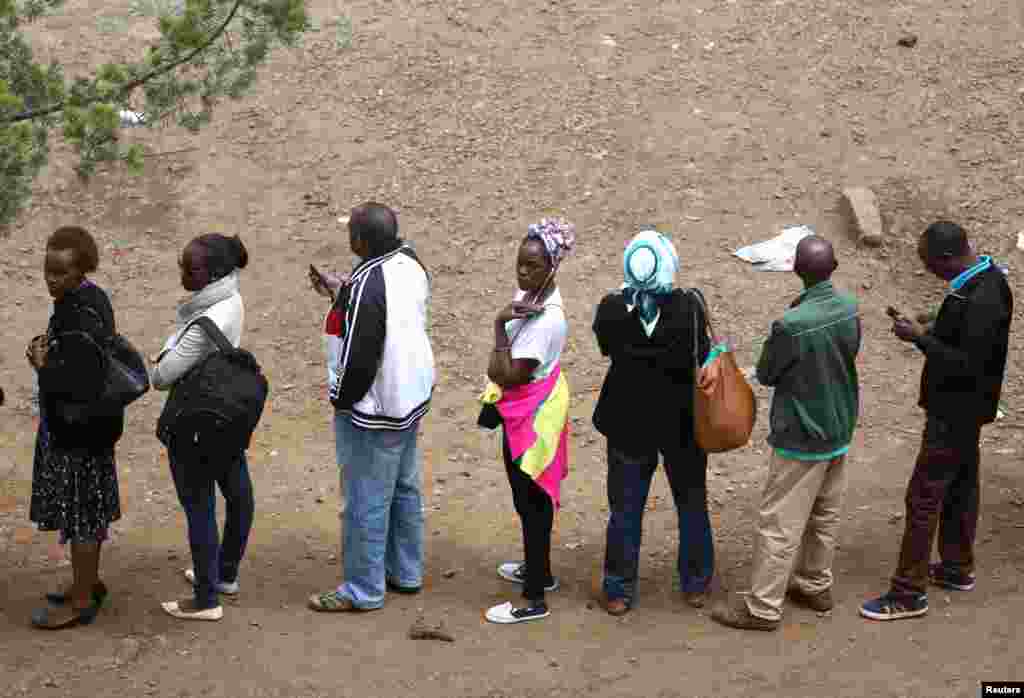 Kenyans queue to cast their vote during the presidential election in Nairobi, Kenya, Aug. 8, 2017.