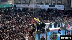 Milahres de pessoas prestam última homenagem a Qassem Soleimani na sua cidade natal, Kerman, Irão. 7 janeiro, 2020.