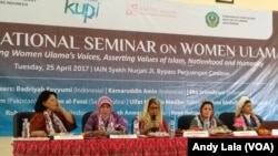 Ulama Perempuan dari berbagai negara berbicara dalam rangkaian acara Kongres Ulama Perempuan Pertama di Cirebon, Jawa Barat, Selasa (25/4)