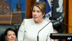 La gobernadora de Massachusetts, Maura Healey, pronuncia su discurso inaugural en la Cámara de Representantes, el 5 de enero de 2023, en Boston, EEUU. 
