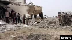 Warga berkumpul di sekitar lokasi ledakan bom di wilayah al-Mouafaqiyah, sebuah desa dekat Mosul, sekitar 390 kilometer sebelah utara kota Baghdad (Foto: dok). Sebuah bom dilaporkan menghantam mobil patroli polisi di kota Mosul, menewaskan lima orang, Minggu (26/5).