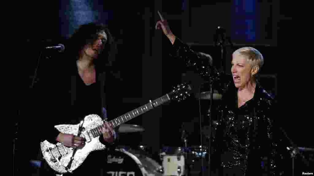 Hozier performs "Take Me To Church" with Annie Lennox at the 57th annual Grammy Awards in Los Angeles, California, Feb. 8, 2015.