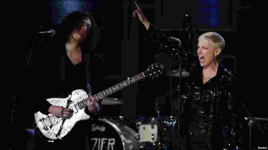 Hozier canta "Take Me To Church" con Annie Lennox.