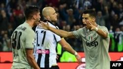 Gelandang Juventus Rodrigo Bentancur (kiri) merayakan gol pertama Juventus bersama penyerang Juventus, Cristiano Ronaldo, dalam laga liga Italia Serie A, antara Udinese Calcio melawan Juventus di Stadion Dacia Arena di Udine, 6 Oktober 2018.