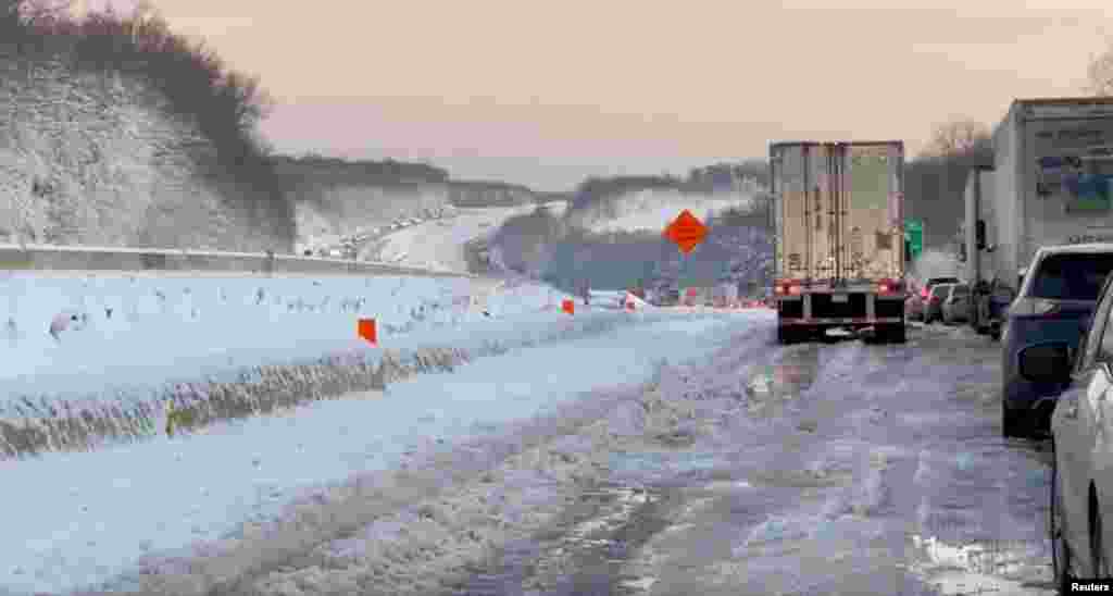 La I-95, una importante vía de norte a sur, fue cerrada en ambas direcciones cerca de Fredricksburg.