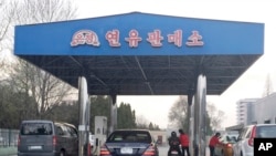 지난해 4월 평양의 한 주유소에 차들이 줄을 서 있다. 