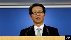 Menteri Unifikasi Korea Selatan Ryoo Kihl-jae memberikan keterangan pers di kompleks pemerintahan di Seoul, Korea Selatan (26/4).