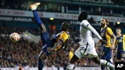 Pemain Tottenham Hotspur, Emmanuel Adebayor, dalam pertandingan melawan Asteras Tripolis di stadion White Hart Lane di London, Oktober 2014.(AP/Kirsty Wigglesworth)