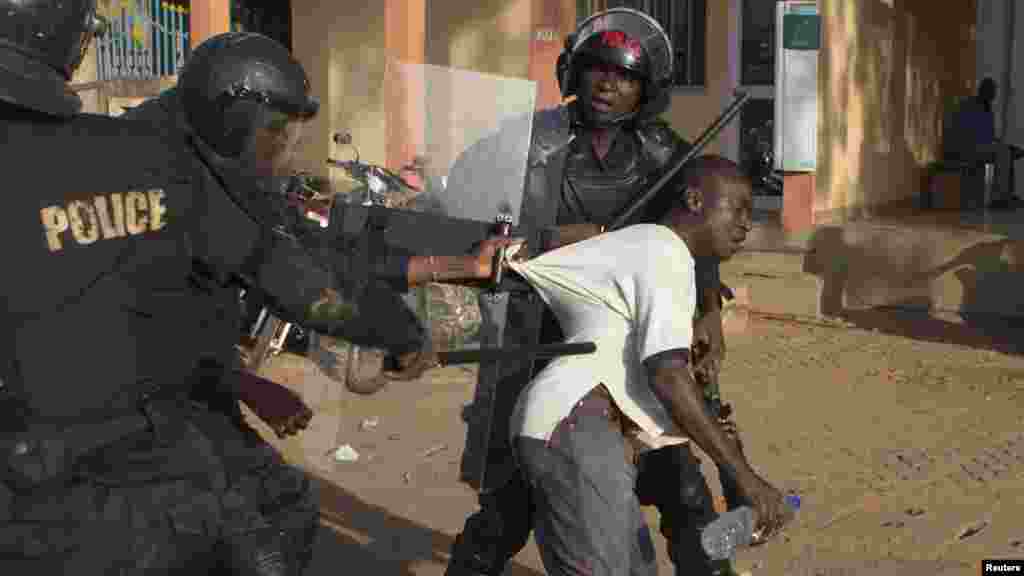 G'arbiy Afrikadagi davlat, Burkina Fasoda prezident Bleyz Kompraore 27 yillik boshqaruvdan keyin ishdan ketdi. Mamlakatda o'n minglab odamlar namoyishga chiqib, rahbarning iste'fosini talab qilayotgan edi.
